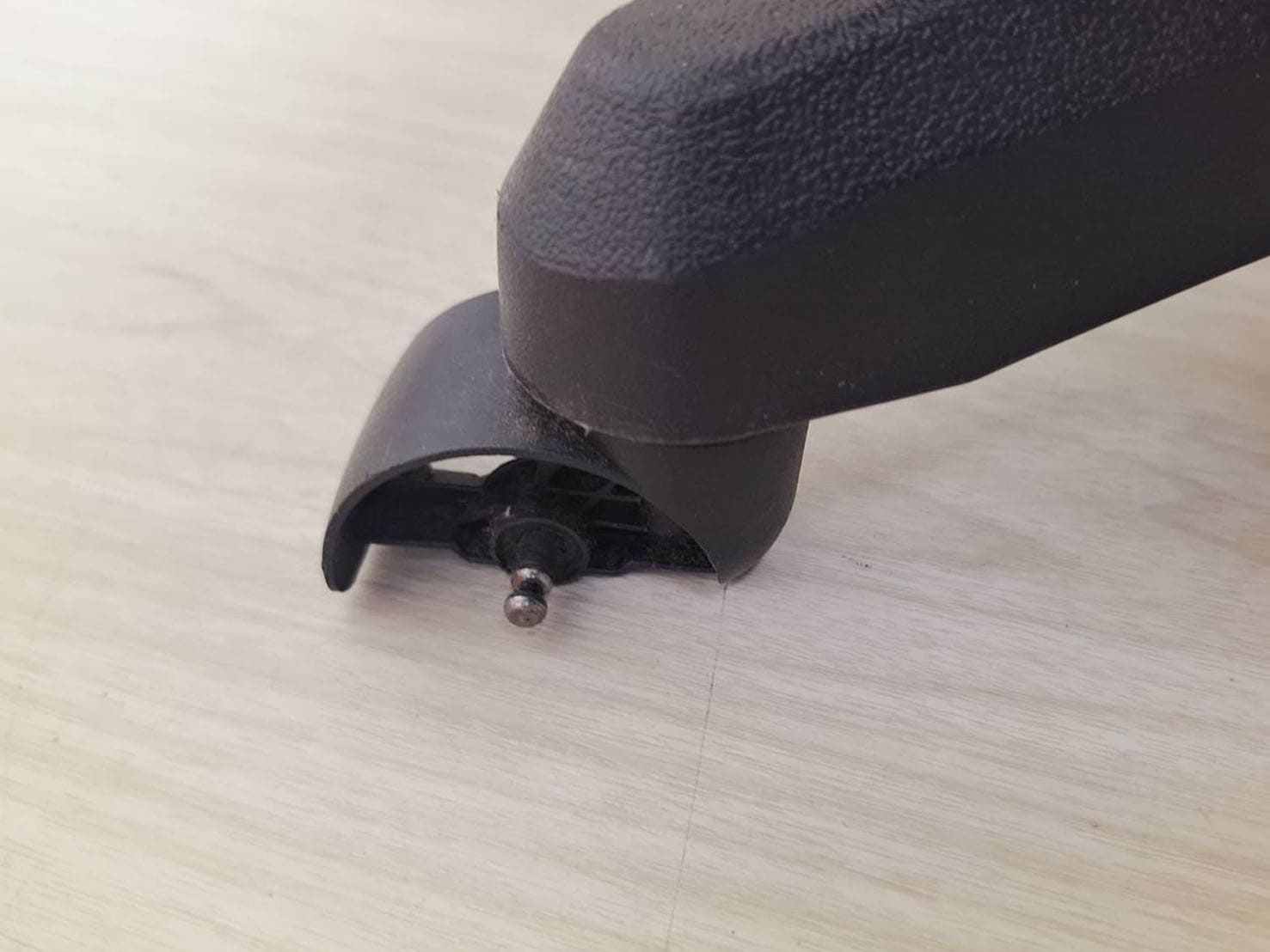 人體工學椅維修，更換輪子