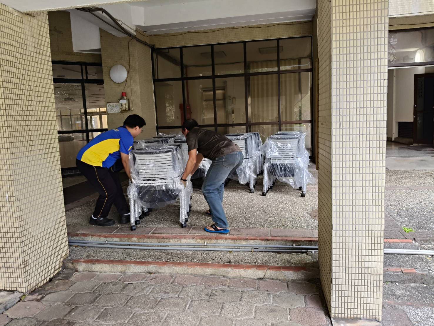 師傅送貨102張培訓椅