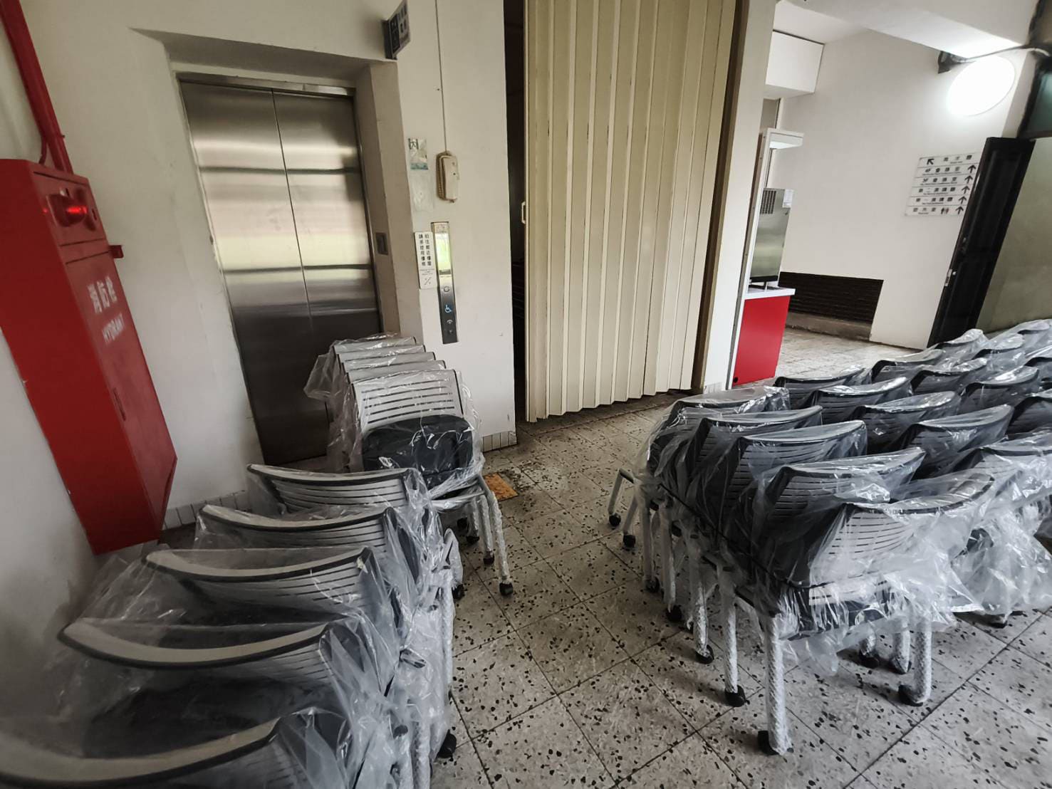 師傅送貨102張培訓椅