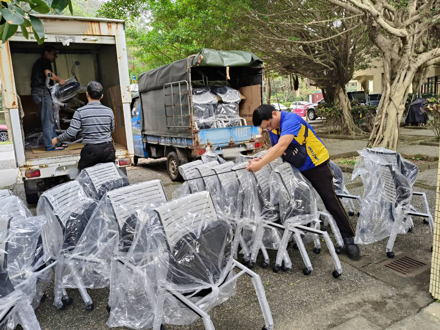 師傅送貨102張培訓椅