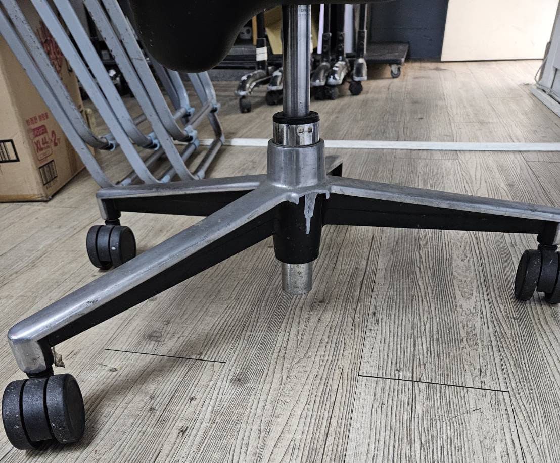 人體工學椅腳架斷裂