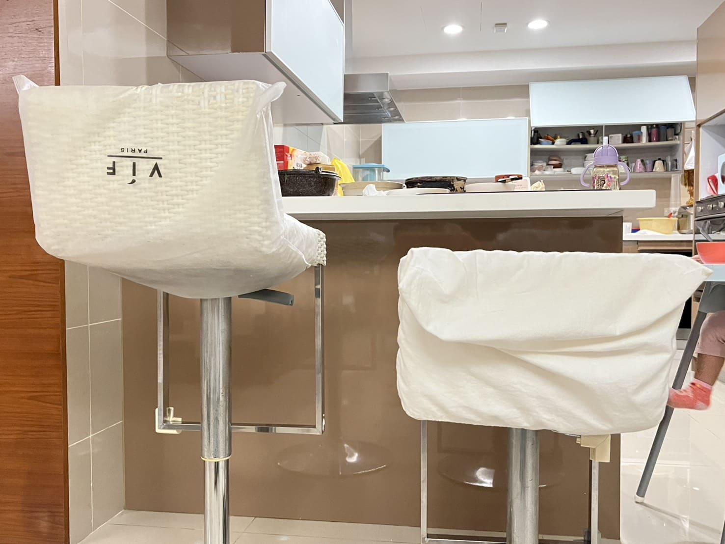 吧台椅無法固定高度，緩慢上升