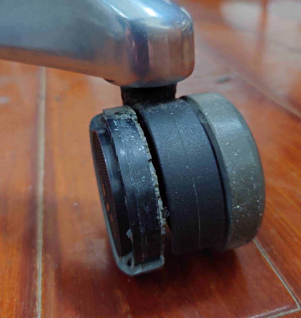 人體工學椅PU輪損壞