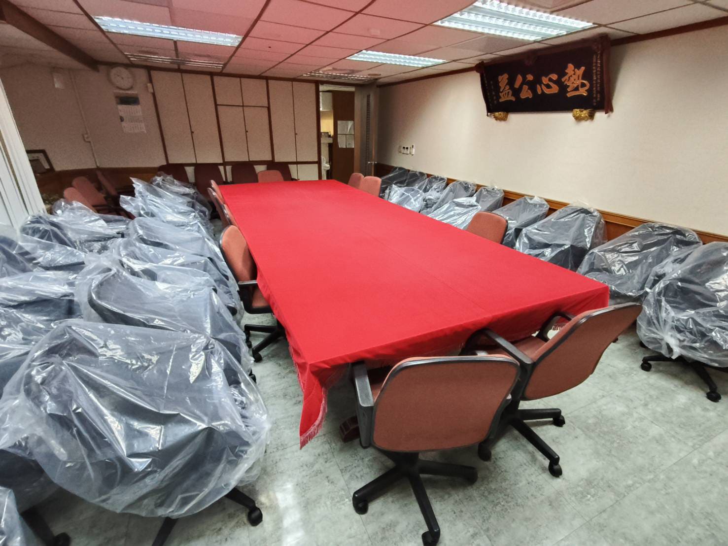 建設公司打造舒適辦公環境，汰換會議椅與辦公椅