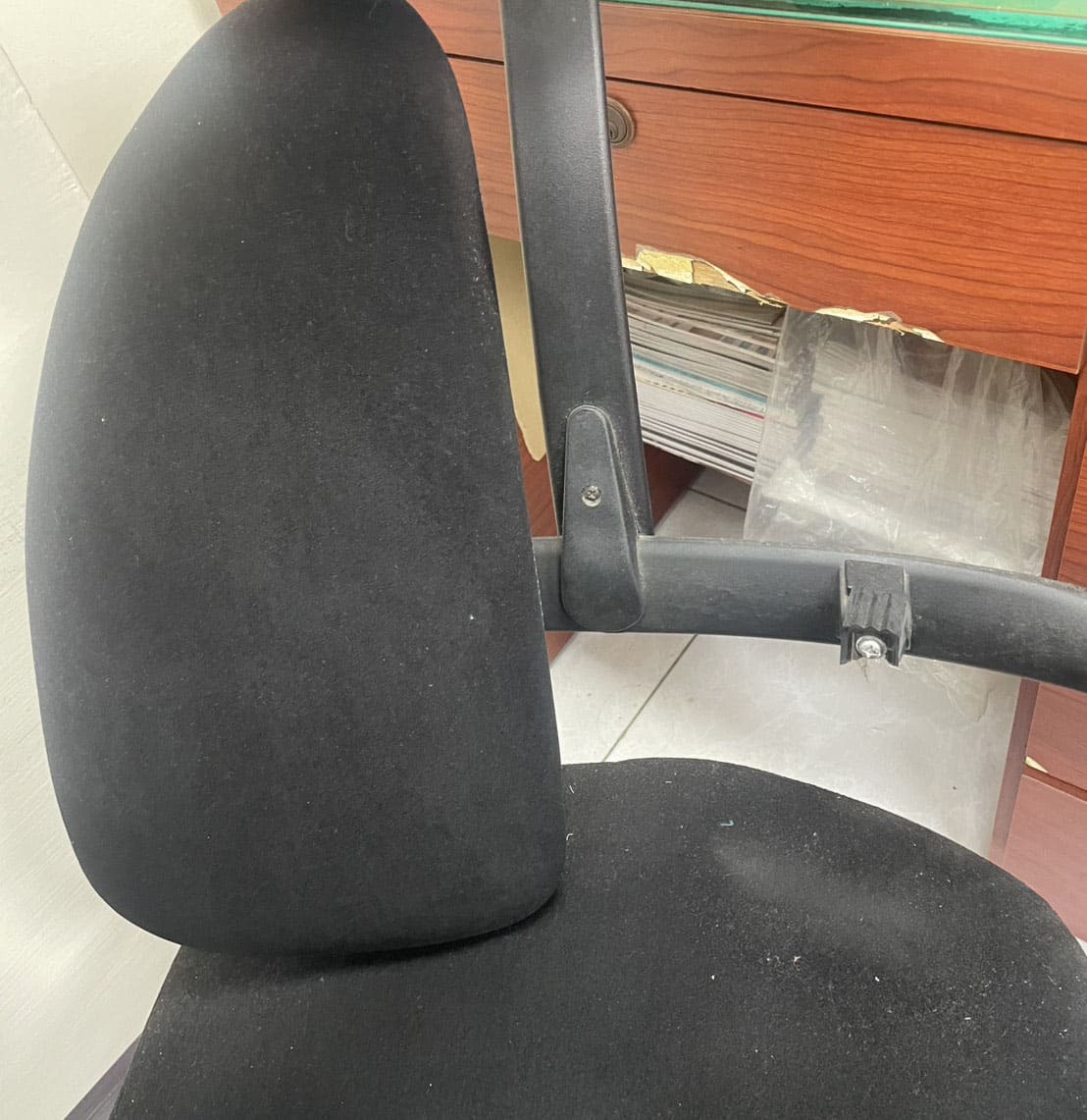 HUGM哈根雙背椅鈕鈕損壞