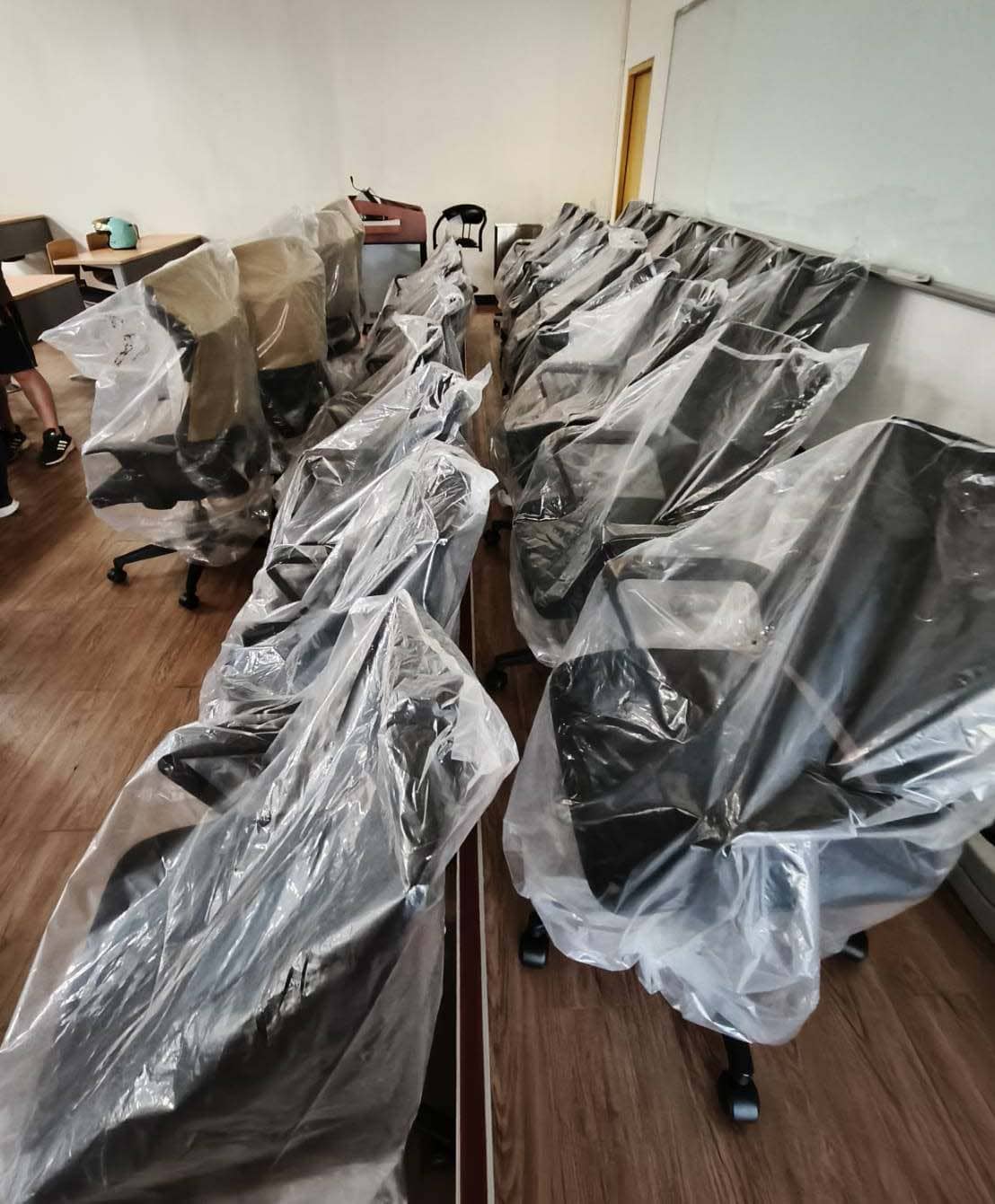 八十多張新椅進駐宿舍