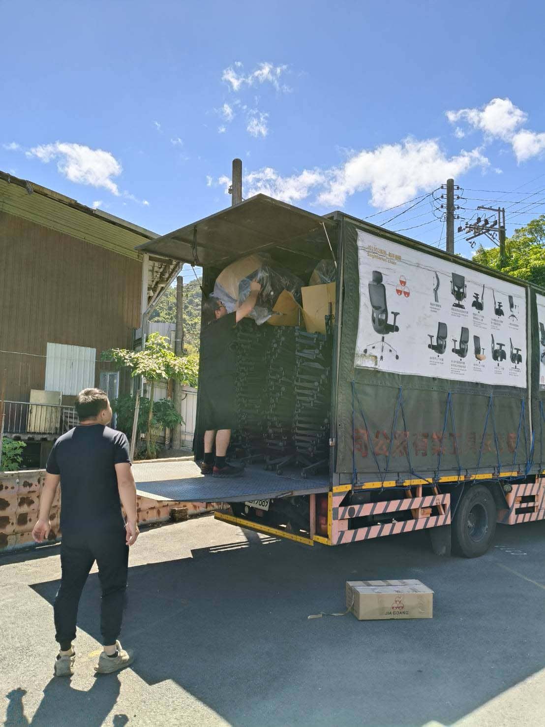 八十多張新椅進駐宿舍，打造最佳學習環境