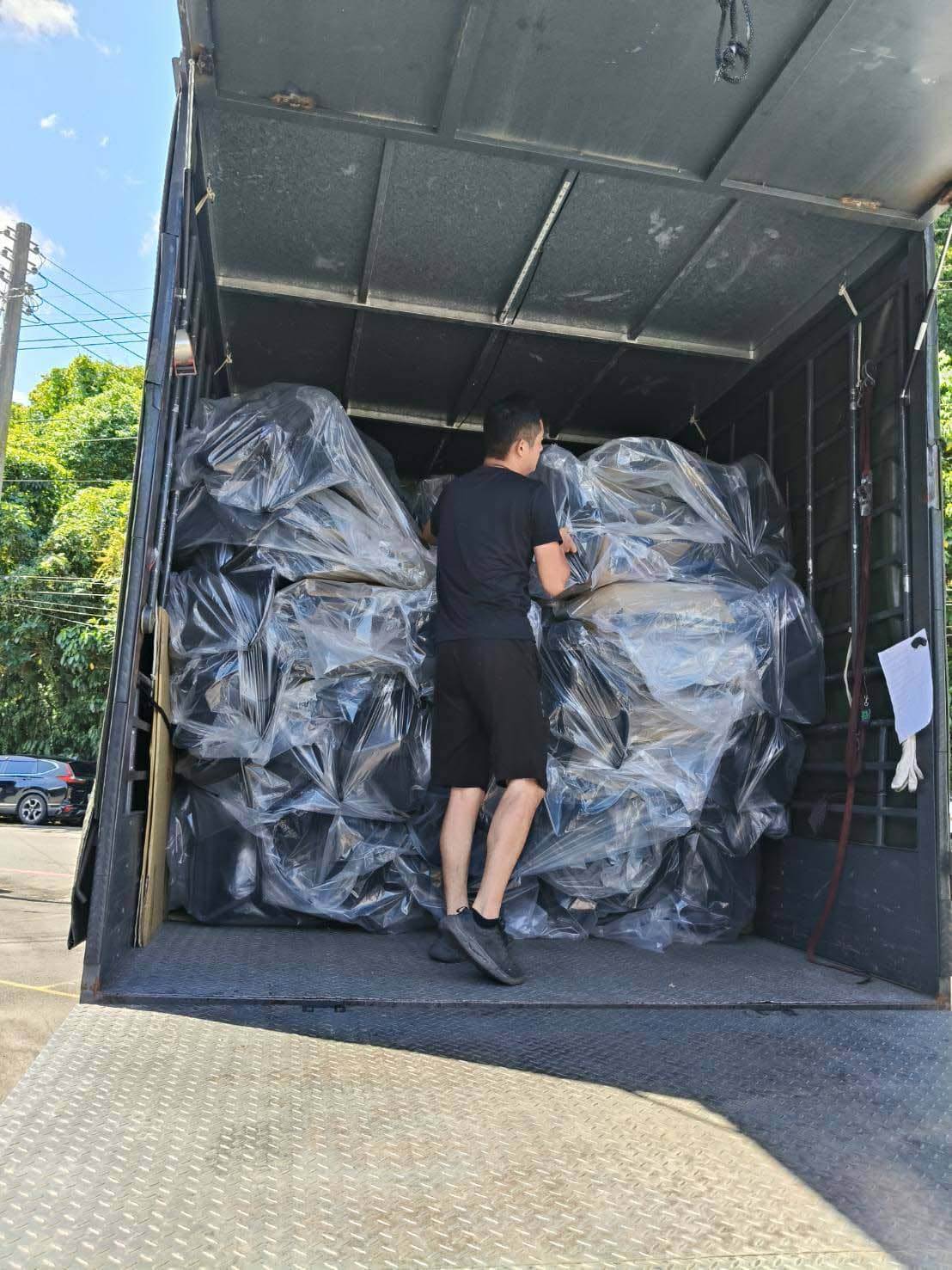 八十多張新椅進駐宿舍，打造最佳學習環境