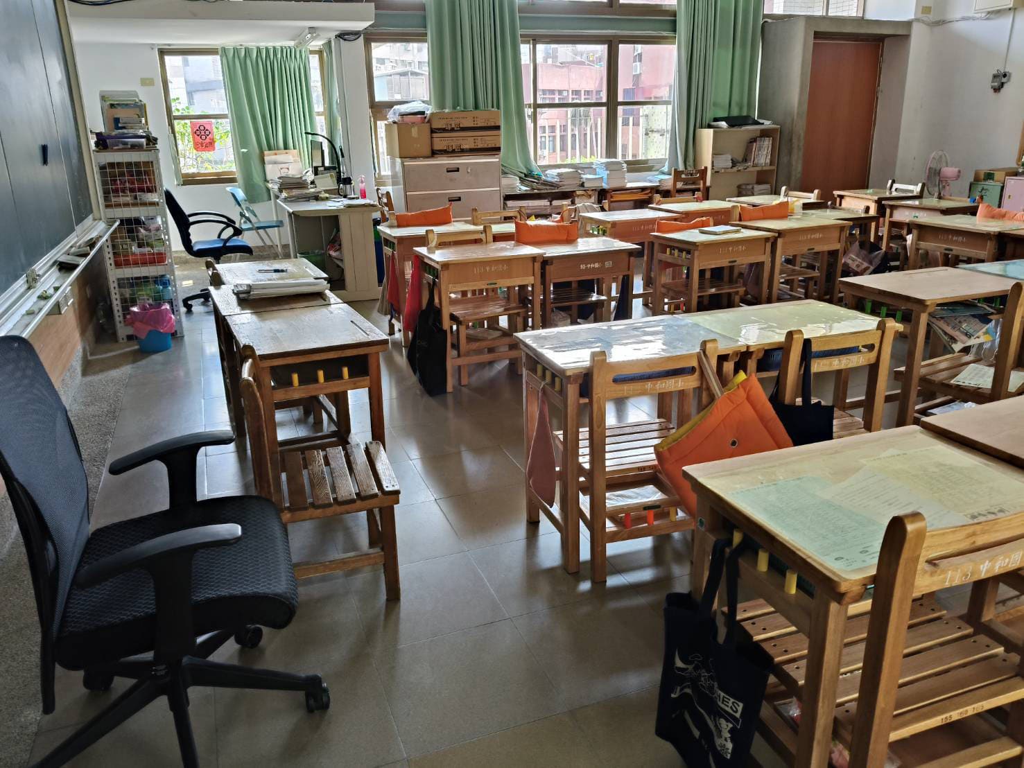 國小採購台灣好椅60張高級辦公椅305