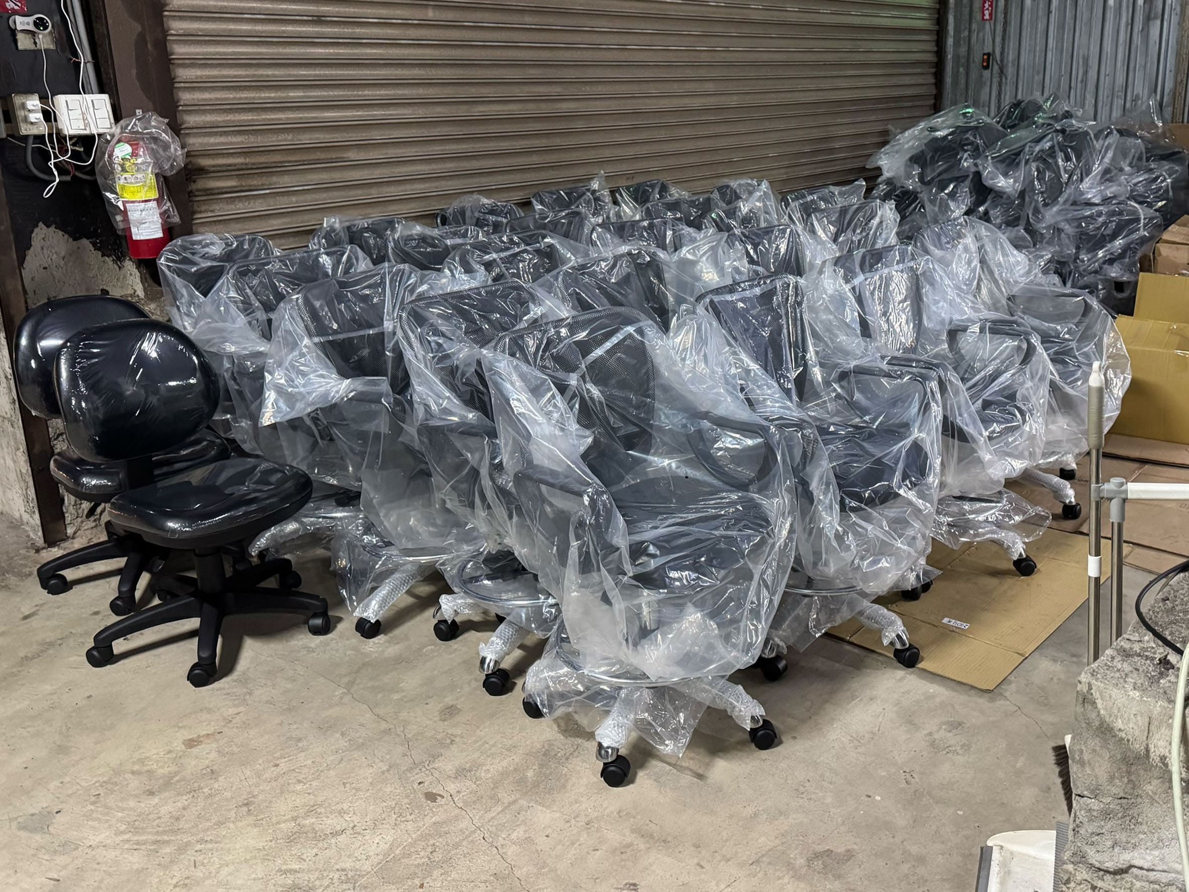 實驗室高腳椅 301 大量出貨，50 多張交付完成