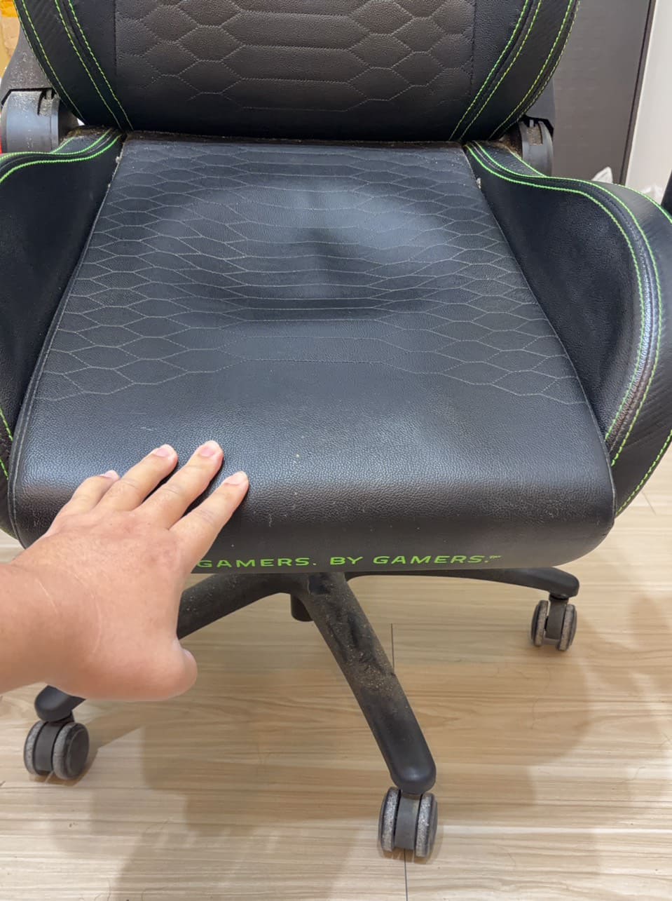 雷蛇電競椅底盤裂損